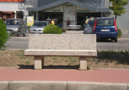 panchina ICEM in contesto urbano